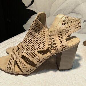 Vince Camuto size 7.5 tan sandal